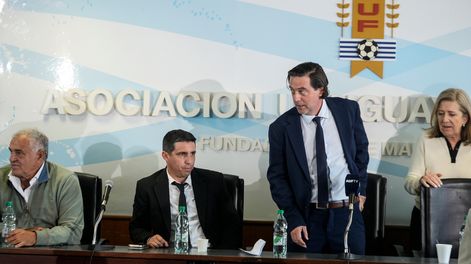 Ignacio Alonso junto a integrantes del Comité Ejecutivo de la AUF, durante una asamblea por los derechos de televisión realizada a fines de 2025.