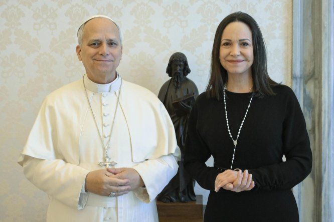 El papa León XIV reunido con María Corina Machado, líder de la oposición venezolana y ganadora del Premio Nobel de la Paz 2025, en la Ciudad del Vaticano, el 12 de enero de 2026.