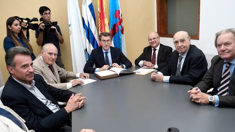 El día en que Casa de Galicia firmó la “alianza estratégica” con la Clínica Leborgne, el 31 de enero de 2020; en el extremo izquierdo está el entonces futuro ministro de Salud, Daniel Salinas; en la cabecera, el presidente de la Xunta de Galicia, Alberto Núñez Feijóo; a su izquierda, Alberto Iglesias; también estaba el dos veces presidente de la República Julio María Sanguinetti