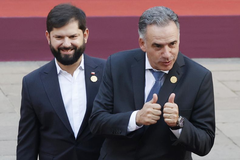 Yamandú Orsi saluda junto al presidente de Chile, Gabriel Boric, en el marco de la cumbre en defensa de la democracia este lunes, en el Palacio de La Moneda, en Santiago (Chile)