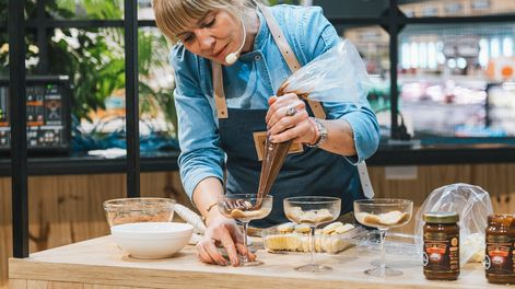 Ximena Torres preparó un tiramisú con dulce de leche Mocaccino de Los Nietitos.