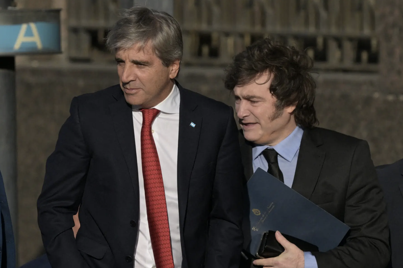 El ministro de Economía argentino, Luis Caputo y Javier Milei
