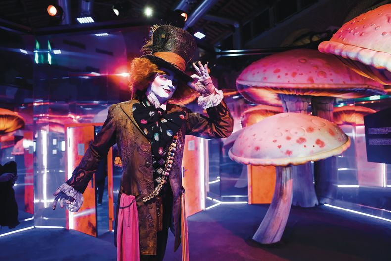 Parte de la instalación de Alicia en el país de las maravillas en la inauguración de la&nbsp;exposición inmersiva El laberinto de Tim Burton, en la Fabbrica del Vapore de Milán