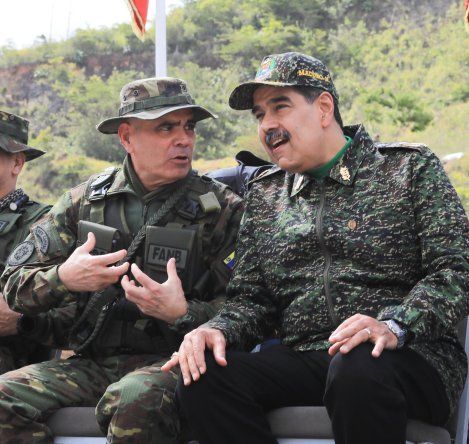 Nicolás Maduro junto al ministro de Defensa venezolano, Vladimir Padrino López.