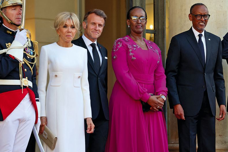 Emmanuel Macron y su esposa Brigitte recibieron al presidente de Ruanda Paul Kagame y su esposa Jeannette Kagame.