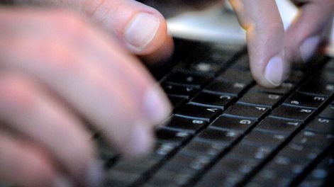 Una persona utilizando una computadora