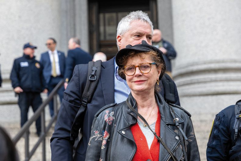 Susan Sarandon protestó frente a un tribunal de Nueva York contra el arresto de Mahmoud Khalil, un estudiante palestino de la Universidad de Columbia