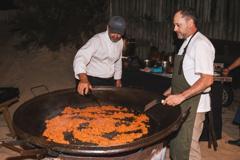 Tato Rivero de La Olada y Alejandro Morales de Escaramuza preparan el arroz de mar y huerta en la presentación del libro La Huella: recetas y amigos del Parador
