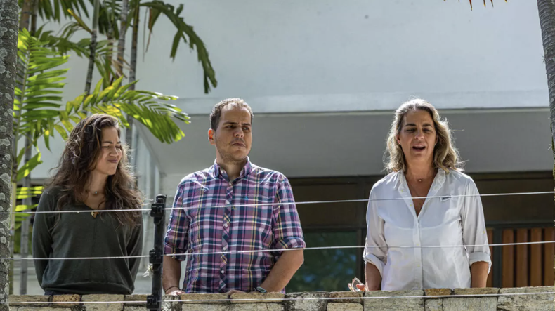 Fotografía de archivo del 1° de agosto de 2024 de los opositores venezolanos Claudia Macero (i), Pedro Uchurrurtu (c) y Magalli Meda, asilados en la Embajada de Argentina en Caracas (Venezuela)