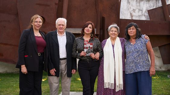 Responsable de la Fundación Mario Benedetti Ana Montesdeoca, Samuel Blixen, autora Carolina Sendic, Geny Itté y administradora de la Editorial Fin de Siglo Alicia Guglielmo. Responsable de la Fundación Mario Benedetti Ana Montesdeoca, Samuel Blixen, autora Carolina Sendic, Geny Itté y administradora de la Editorial Fin de Siglo Alicia Guglielmo.