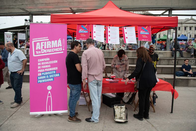 Juntada de firmas para promover plebiscito sobre el sistema previsional. Foto: Santiago Mazzarovich / adhocFOTOS