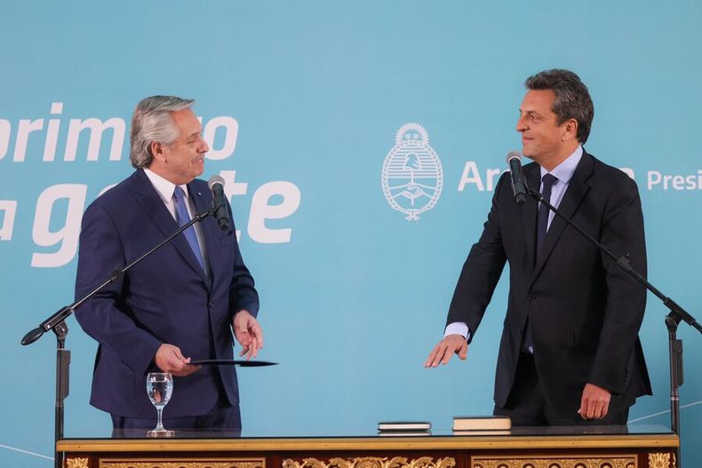 Alberto Fernández toma juramento a Sergio Massa como ministro de Economía. Foto: Presidencia de Argentina