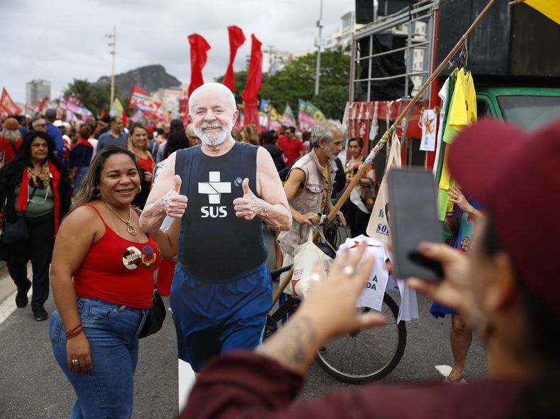 Una seguidora del presidente de Brasil, Luiz Inácio Lula da Silva, se toma una foto junto a la imagen del mandatario durante una manifestación en la playa de Copacabana el domingo 13 de setiembre de 2026, en Río de Janeiro (Brasil).