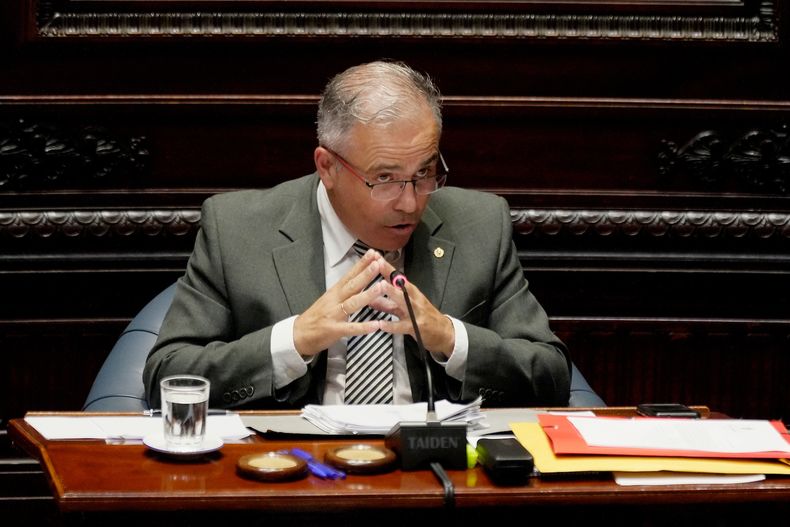 Alfonso Lereté durante la Comisión Permanente del Parlamento en Montevideo