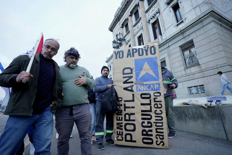Una manifestación de trabajadores del pórtland, en el Parlamento.