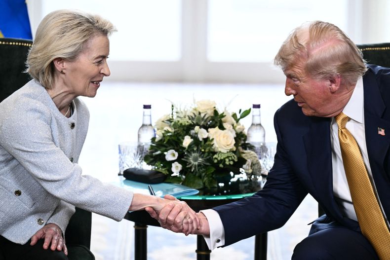 Donald Trump estrecha la mano de la presidenta de la Comisión Europea, Ursula von der Leyen, durante una reunión en Turnberry, al suroeste de Escocia, el 27 de julio de 2025.