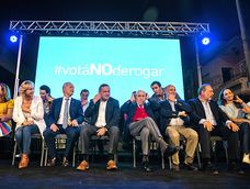 Dirigentes de los partidos de la coalición en el acto de cierre de campaña en contra del referéndum por la LUC. Foto: Santiago Mazzarovich, adhocFOTOS