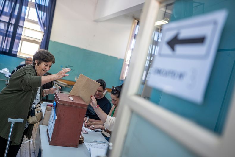 Durante la votación en elecciones presidenciales de segunda vuelta de Uruguay en el Liceo Tomás Berreta en la ciudad de Canelones