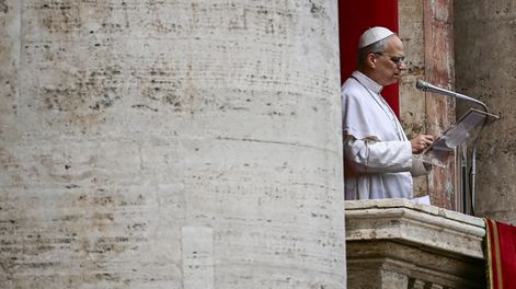 El papa León XIV el domingo, durante su primera oración del regina coeli desde el balcón central de la basílica de San Pedro