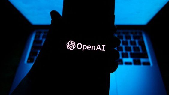 Celular con la app de OpenAI. Celular con la app de OpenAI.