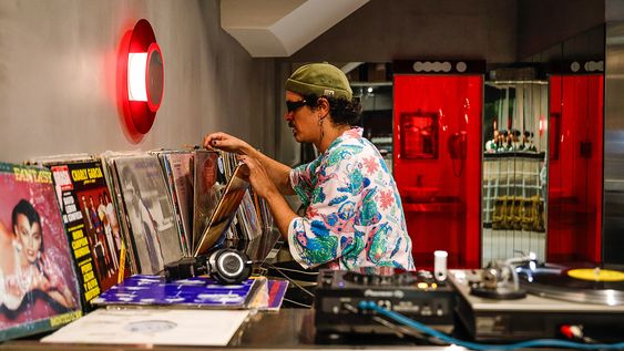 bares que le dan nueva vida al vinilo en punta del este bares que le dan nueva vida al vinilo en punta del este