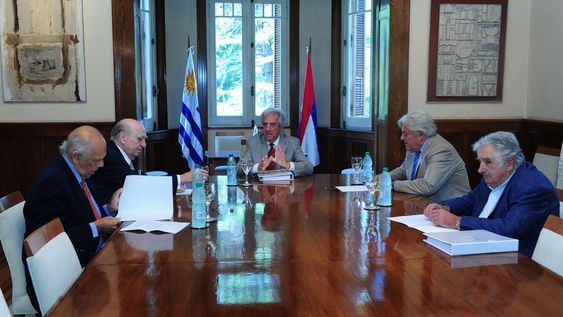 imagen de Vázquez y ex presidentes coinciden en seguir el modelo noruego si hay petróleo, aunque la decisión será discutida por los partidos imagen de Vázquez y ex presidentes coinciden en seguir el modelo noruego si hay petróleo, aunque la decisión será discutida por los partidos