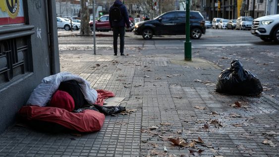 Persona en situación de calle, en el Centro de Montevideo. Persona en situación de calle, en el Centro de Montevideo.