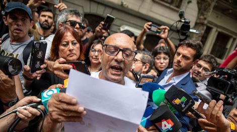 Manifestación del PIT-CNT frente a la embajada argentina. Foto: Mauricio Zina, adhocFOTOS