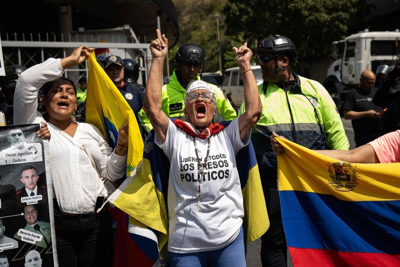 Familiares de presos políticos participan en una protesta alrededor de El Helicoide este sábado, en Caracas (Venezuela).&nbsp;