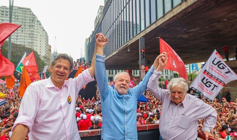 Mujica acompañó a Lula en el cierre de su campaña electoral. En la imagen, ambos posan junto a Fernando Haddad, ex alcalde de San Pablo.