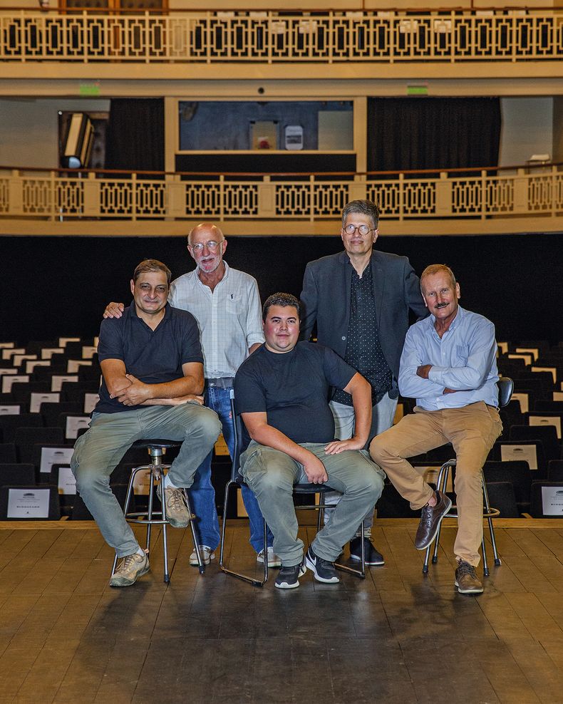 Hay equipo: atrás el arquitecto Conrado Pintos y el director Jorge Schellemberg; adelante el capataz Miguel Santos, el sonidista Ramiro Suárez y el exdirector Leonel Dárdano. Foto: Lucía Durán
