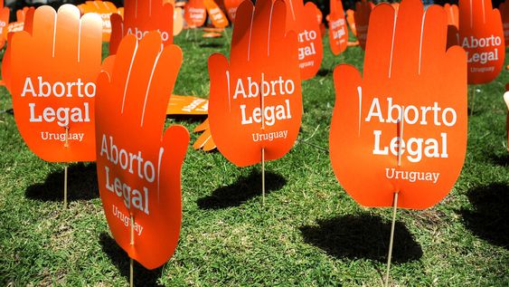 Intervención alrededor del Palacio Legislativo durante la votación de la ley de Interrupción Voluntaria del Embarazo en 2012. Foto: Santiago Mazzarovich, adhocF