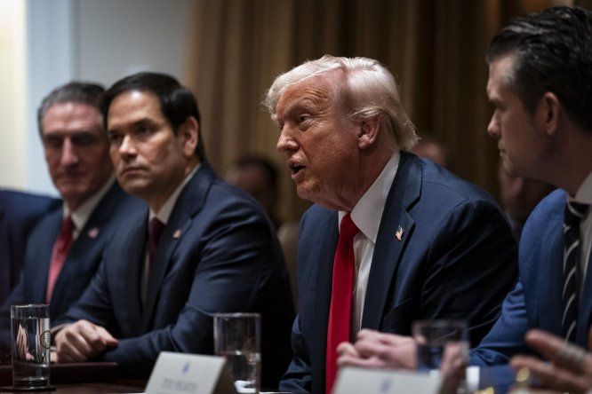 El presidente de Estados Unidos, Donald Trump, habla durante una reunión de gabinete en la Casa Blanca, 26 de febrero de 2025.