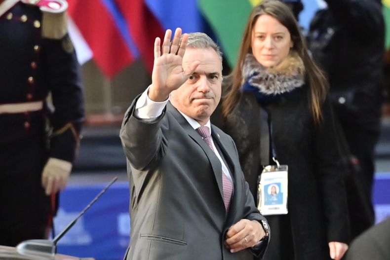 Yamandu Orsi saluda a su llegada a la cumbre del Mercosur este jueves, en Buenos Aires