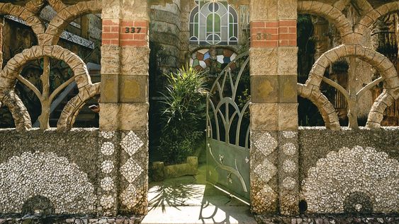 En la cuadra de Careaga y Rivera, en la ciudad de Mercedes, Soriano, uno se topa con la fachada de la casa que todavía pertenece a la familia Matosas. En la cuadra de Careaga y Rivera, en la ciudad de Mercedes, Soriano, uno se topa con la fachada de la casa que todavía pertenece a la familia Matosas.