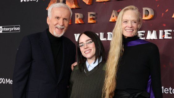 El director de Avatar, James Cameron, llegó de la mano de su quinta esposa, Suzy Amis; ambos se tomaron una foto con Billie Eilish, una de las celebridades invitadas. El director de Avatar, James Cameron, llegó de la mano de su quinta esposa, Suzy Amis; ambos se tomaron una foto con Billie Eilish, una de las celebridades invitadas.