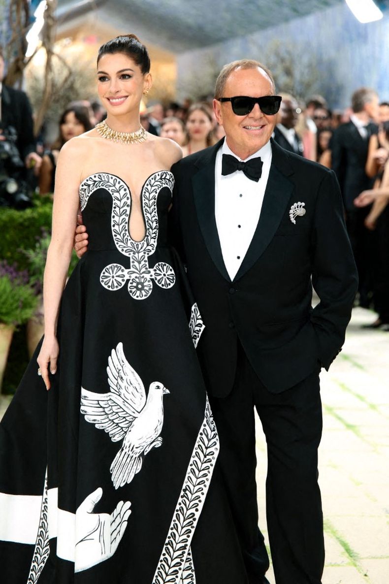 Anne Hathaway pisó la alfombra roja de la mano de Michael Kors, quien diseñó su vestido blanco y negro con una paloma blanca, símbolo de la paz.