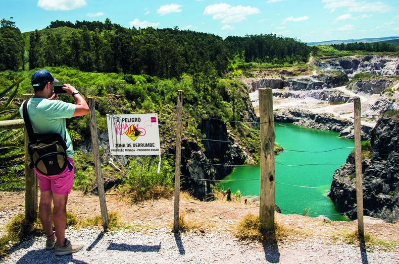 La cantera de Nueva Carrara se convirtió en un destino turístico muy popular en los últimos meses y causó preocupación a los expertos. Foto: Adrián Echeverriaga