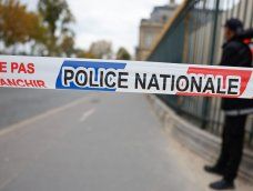 La policía acordonó la esquina sureste del Museo del Louvre, en el Quai François-Mitterrand, a orillas del río Sena, tras un robo en el Museo del Louvre de París, Francia, el 19 de octubre de 2025. La policía acordonó la esquina sureste del Museo del Louvre, en el Quai François-Mitterrand, a orillas del río Sena, tras un robo en el Museo del Louvre de París, Francia, el 19 de octubre de 2025.