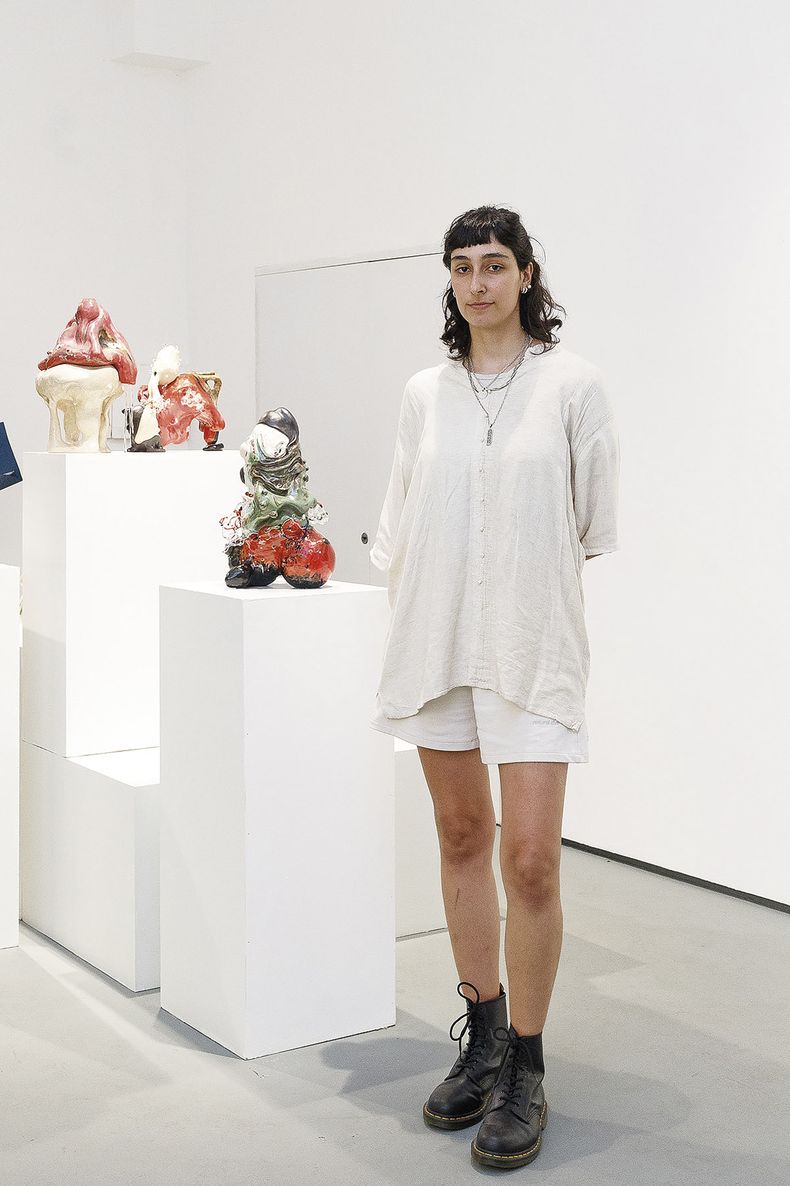 Ganadora del Premio Cézanne 2024 Silvina&nbsp;Cortés junto a su obra