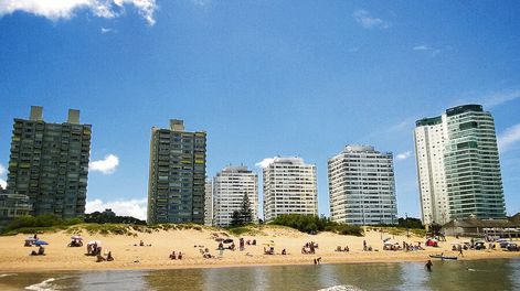 Búsqueda | Playa de Punta del Este. Foto: Javier Calvelo / adhocFOTOS