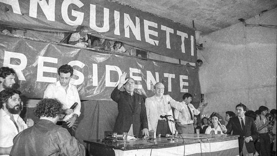 Al centro: Julio María Sanguinetti y Enrique Tarigo. Festejo del triunfo del Partido Colorado en las elecciones nacionales. Casa del Partido Colorado Al centro: Julio María Sanguinetti y Enrique Tarigo. Festejo del triunfo del Partido Colorado en las elecciones nacionales. Casa del Partido Colorado