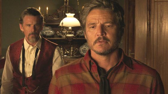 Ethan Hawke y Pedro Pascal en Extraña forma de vida. Foto: Maco Cine