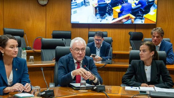 Vicecanciller Valeria Csukasi, canciller Mario Lubetkin y directora de Integración y Mercosur, Paola Repetto, durante su comparecencia en la comisión del Senado que estudia la aprobación del acuerdo con la Unión Europea. Vicecanciller Valeria Csukasi, canciller Mario Lubetkin y directora de Integración y Mercosur, Paola Repetto, durante su comparecencia en la comisión del Senado que estudia la aprobación del acuerdo con la Unión Europea.
