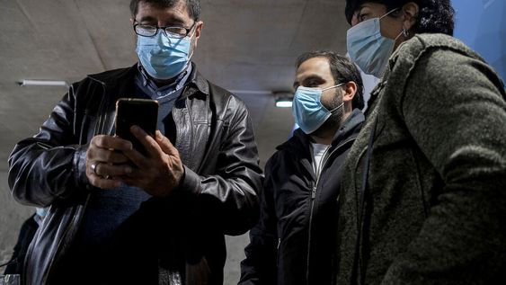 Fernando Pereira, Gonzalo Civila e Ivonne Pasada, al finalizar la conferencia de prensa, en la Huella de Seregni, en Montevideo. Foto: Pablo Vignali / adhocFOTO