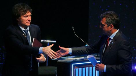 Búsqueda | Milei y Massa se saludan tras el último debate electoral. Foto: AFP