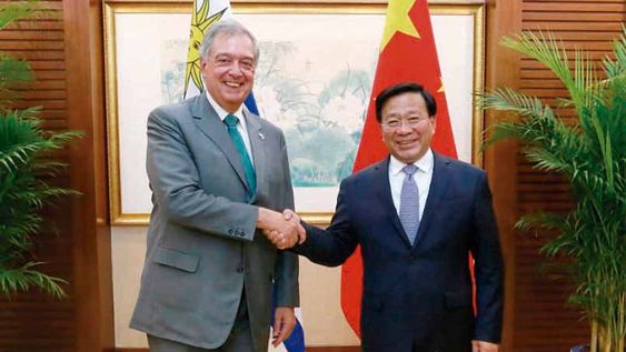 El ministro Fernando Mattos con su par chino Han Jun El ministro Fernando Mattos con su par chino Han Jun