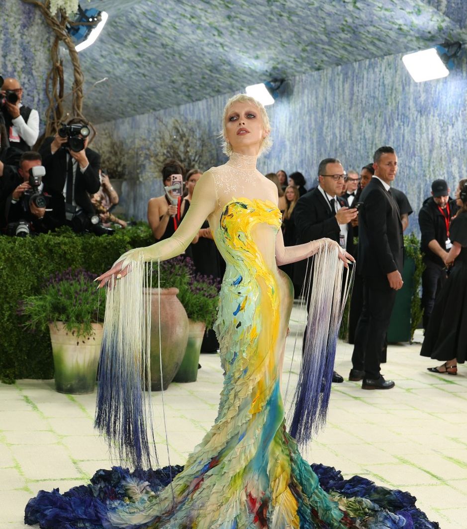 La influencer Emma Chamberlain se tomó en serio la consigna al convertirse en el lienzo de Mugler con un vestido que incorpora texturas, colores y temas de algunas de sus obras favoritas.