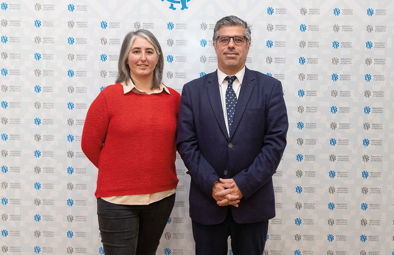 La investigadora Vanesa Artasánchez junto al director de la Biblioteca Nacional Valentín Trujillo