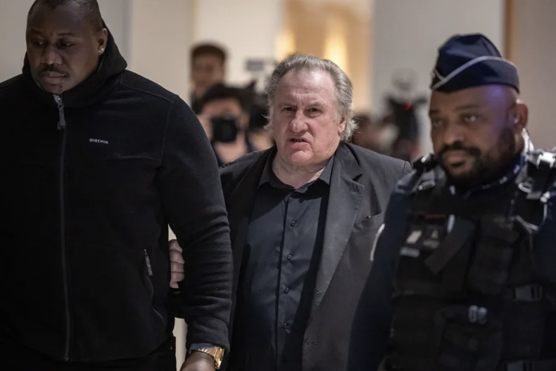 El actor Gérard Depardieu (c), durante el juicio por agresión sexual